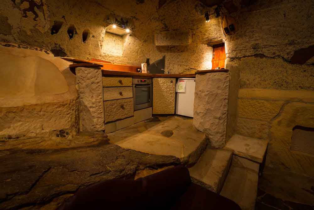 Дом в пещере у китайцев 5. Жилая пещера. Кухня в пещере. Жилье в пещере. Дом в пещере.